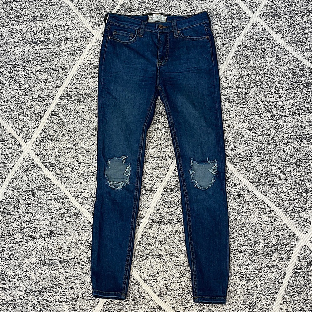 Free People; destroyed knees; size  W 26R; 61855-1655125